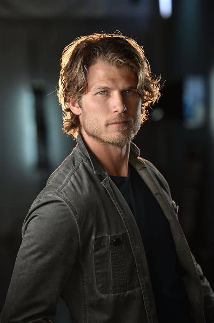 Travis Van Winkle height, Travis Van Winkle, You season 3